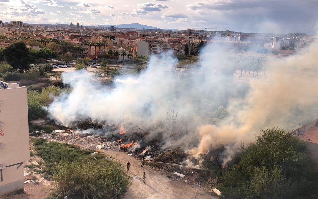 El PSOE advierte al PP de que si cumpliera los acuerdos de Pleno como el de limpieza de solares se evitarían incendios como el de ayer