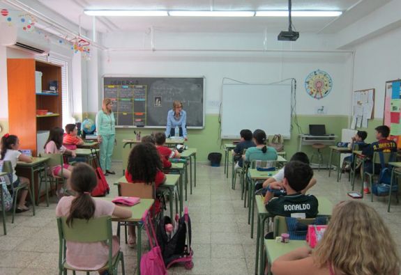 El PSOE exige al PP que modifique los requisitos de acceso a becas de libros para que ningún menor comience el curso con la mochila vacía