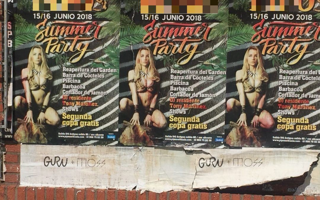 El PSOE denuncia que la mujer siga siendo tratada como «un objeto sexual» en vallas y carteles que proliferan en la ciudad