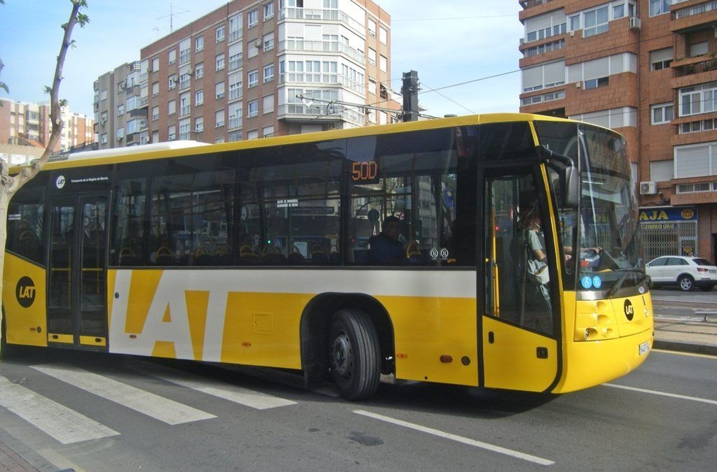 El PSOE critica que el PP sigue sin mejorar las 10 líneas de autobús que había que modificar medio año después de su aprobación