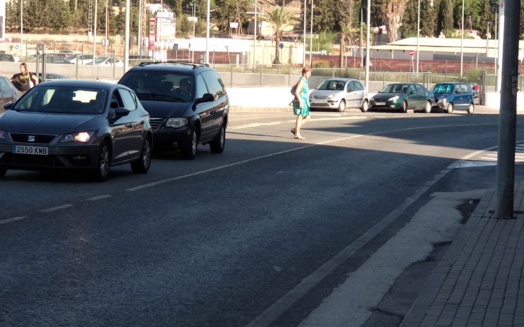 El PSOE exige pasos para peatones que «se juegan la vida» al cruzar la antigua carretera de Alicante que es travesía en El Esparragal