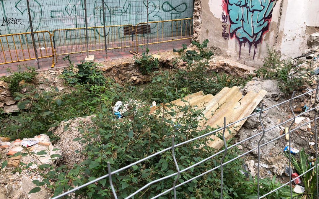 El PSOE pide al PP que ataje ya el riesgo para la salud que supone la acequia que quedó abierta hace meses en el corazón del Barrio del Carmen