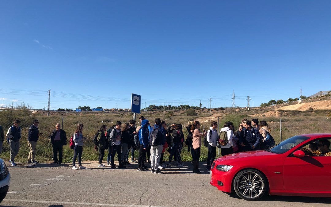 El PSOE critica el “lamentable” trato a alumnos de Bachillerato que ven pasar un autobús abarrotado que los deja en tierra más de media hora