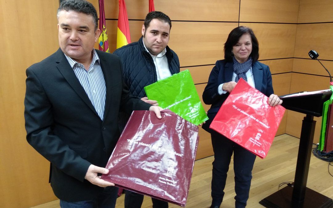 La Junta Municipal de Puente Tocinos, presidida por el PSOE, distribuye 2.000 bolsas ecológicas entre los comercios de la pedanía