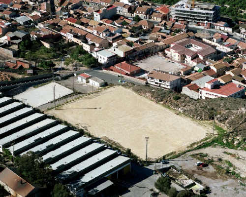 El PSOE recuerda que los campos de fútbol de Los Ramos y San José de la Vega esperan césped y vestuarios desde hace más de un año