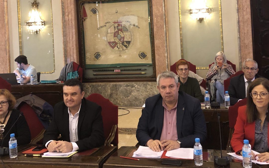 El PSOE logra sacar adelante junto al resto de grupos la revisión y ampliación del servicio de autobuses lanzadera en el sur del municipio tras el cierre del paso a nivel de Santiago el Mayor