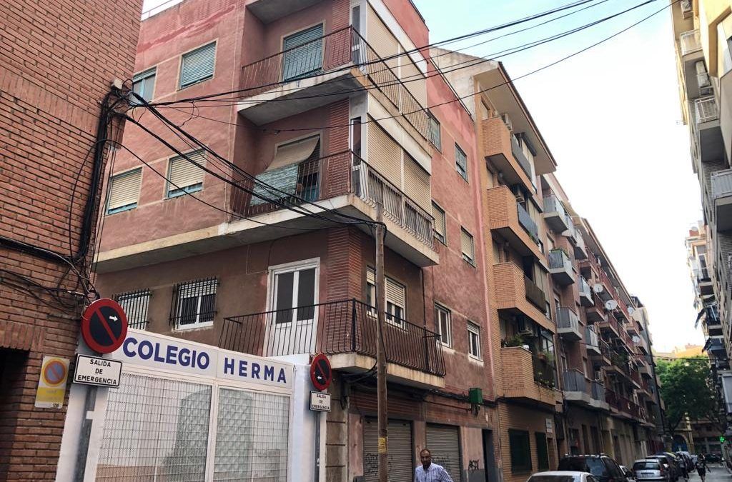 El PSOE pide orden ante la proliferación de cables colgando y postes en mitad de la acera que impiden la movilidad de los peatones