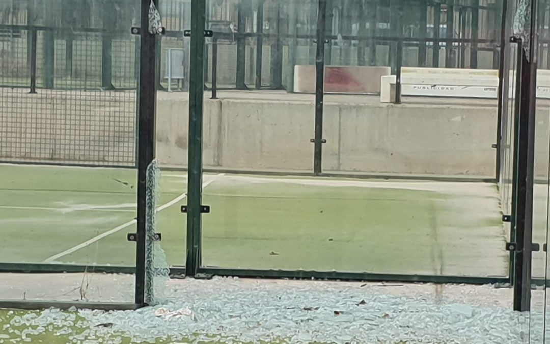 El PSOE pregunta al PP si practicar pádel entre hierba, cristales rotos y con calvas en la pista es una nueva modalidad deportiva