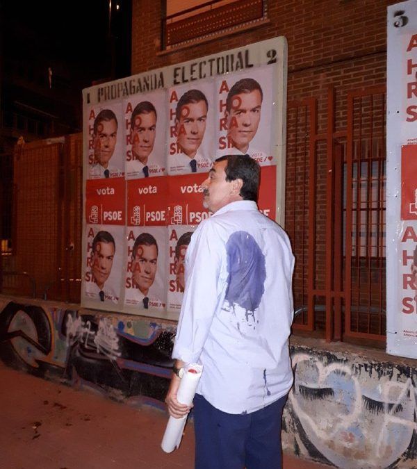 El PSOE condena el ataque con huevos a miembros socialistas mientras pegaban carteles en Santo Ángel