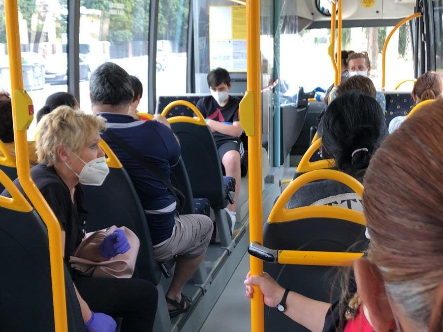 El PSOE denuncia el abandono de usuarios del autobús al no protegerles, y recuerda a Pérez que también son sus vecinos