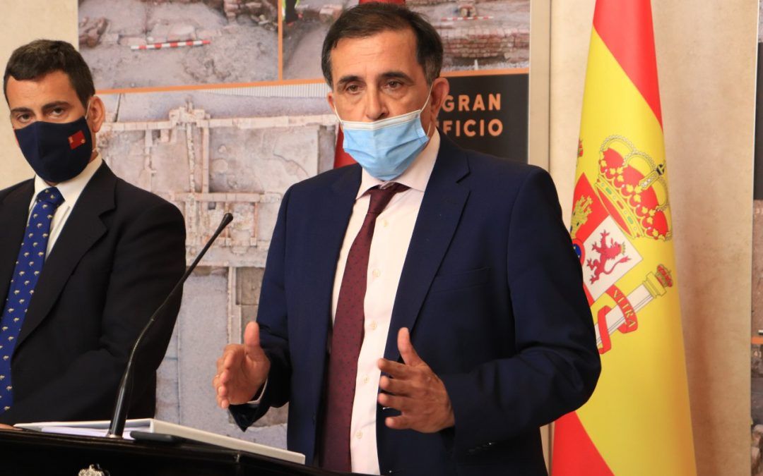 Serrano: “Ballesta sigue en las florituras, pensando en romerías, en led y sin alertar a la población de los brotes del municipio”