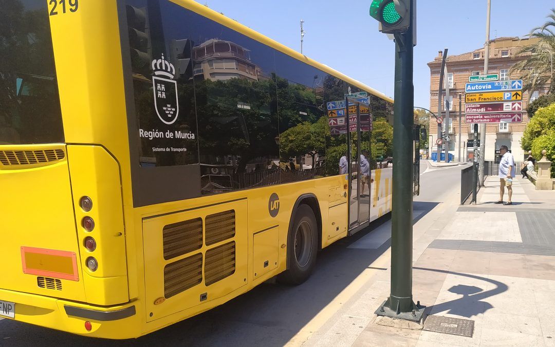 El PSOE califica de escándalo que los autobuses de pedanías no lleguen a la estación de San Andrés