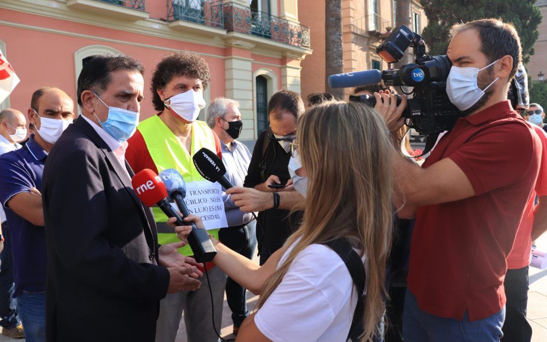 Serrano pide a Ballesta que aparte a la concejala del transporte público “para evitar que este siga agonizando ante la impotencia de los usuarios”