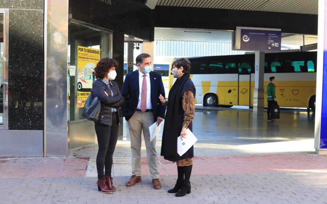 Serrano y las alcaldesas de Beniel y Santomera denuncian el “caos y ninguneo” a los usuarios del autobús por parte del Gobierno de López Miras