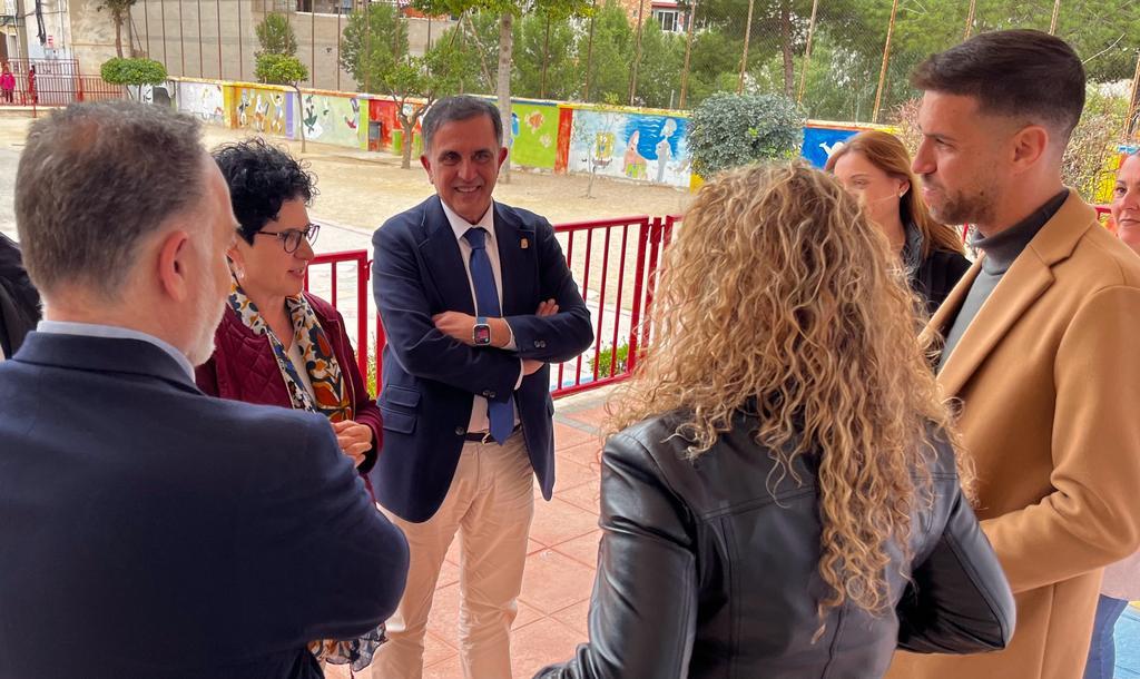 El candidato Serrano propone un Pacto por la Educación para invertir 110 millones de euros en los colegios públicos de Murcia hasta 2035