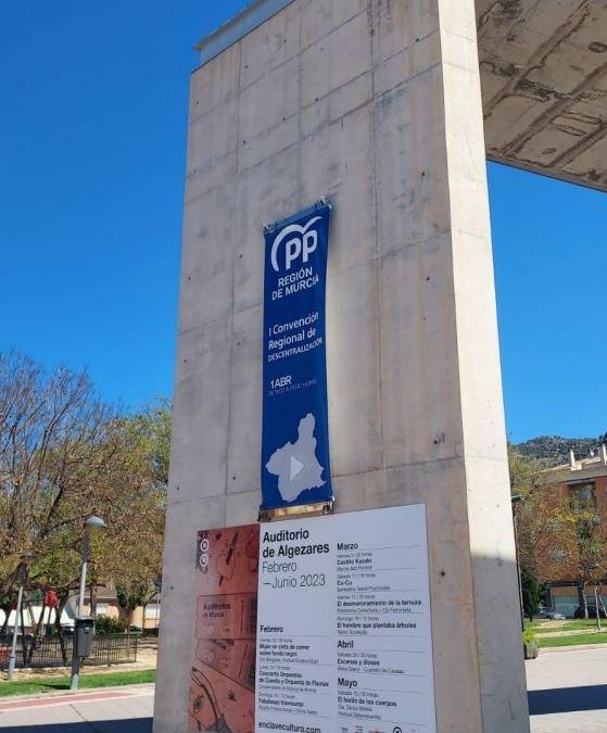 El PSOE denuncia al PP ante la Junta Electoral por la colocación de un cartel publicitario en el auditorio de Algezares